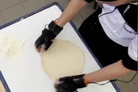 教授教机器人做披萨，四年了还没学会和面视频封面