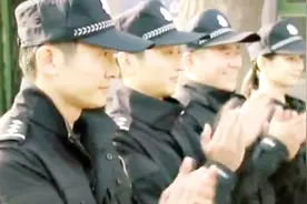 体能太差派出所警察全体跑步锻炼 引村民围观