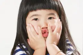 grace姐姐好可爱哦，吴镇宇对姐姐真是疼爱啊一来就抱她视频封面