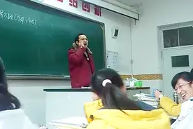 中学课堂，历史老师献唱串烧神曲《换大米进行曲》，学生笑倒一片