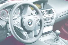 汽车内没有手机支架？教你一招，一根橡皮筋就能解放你的双手！