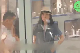 甘比承认怀第三胎 出街保镖随行孕味浓