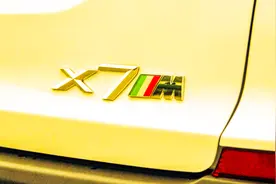 X7尾标带M，出厂自带意大利标识，远看似宝马，开门才知9万拿下视频封面