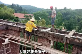 农村小伙自建房，二成外浇圈梁放08的钢筋，总感觉小钢筋承受不起视频封面