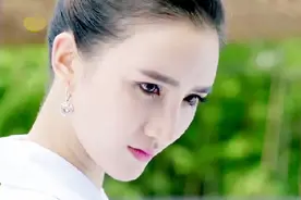 美女保镖被质疑，巧妙化解信任危机，小男孩：姐姐你好厉害！视频封面