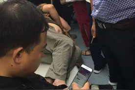 大哥在地铁上找到了宜家的感觉图片