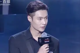 张艺兴 时尚芭莎慈善夜视频封面