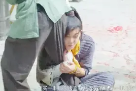 仙剑客栈：吴磊为了让客人吃烧烤低头抱客人大腿！视频封面