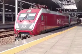 上海南开往海口的火车 HXD1D牵引的K511次列车出杭州东站