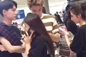豆得儿与黄子韬 机场互换T恤是拍戏？视频封面