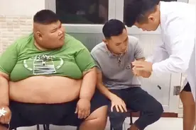 二货胖子打针，奇葩大夫太有才了，笑到肚子疼视频封面