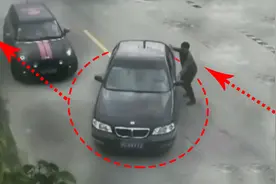 男子在和朋友聊天，突然发现不对劲赶紧跑过去，可惜一切都晚了视频封面