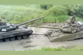 泥泞中的老虎：凶猛无比的各国坦克掉泥坑后该怎么救？视频封面
