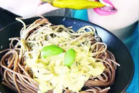 听吃饭-Saurus蜥蜴姐吃拌面和各种蔬菜，整个大辣椒先啃啃