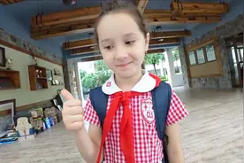 俄罗斯大叔在中国：女儿带红领巾，在广州学校交2万多学费不便宜视频封面