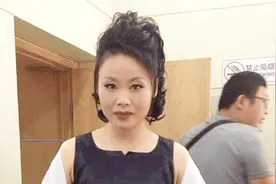 贵妇草帽姐携夫君表演《过河》，据说身价上亿