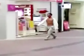 江门新会：男子持刀闯商场 被警员极速出手制服视频封面