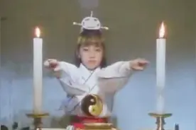 小萝莉做法抓僵尸，经典僵尸片英叔排第一这个小萝莉可排第二视频封面