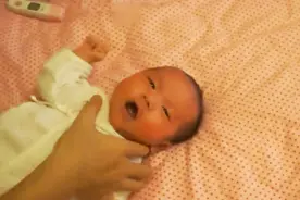爸妈要知道，满月后的宝宝每天练习抬头五分钟，竟能提升睡眠质量视频封面