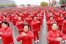 大爷大妈跳起来，广场舞《开门红》，高手在民间