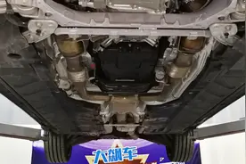 奔驰E后悬架也是“铝换钢”？评测车和在售车也存在区别视频封面