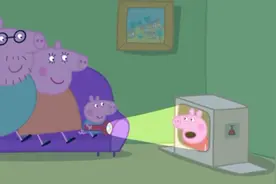 小猪佩奇：佩奇太有创造力了，用纸箱和手电筒就做出一个电视机了