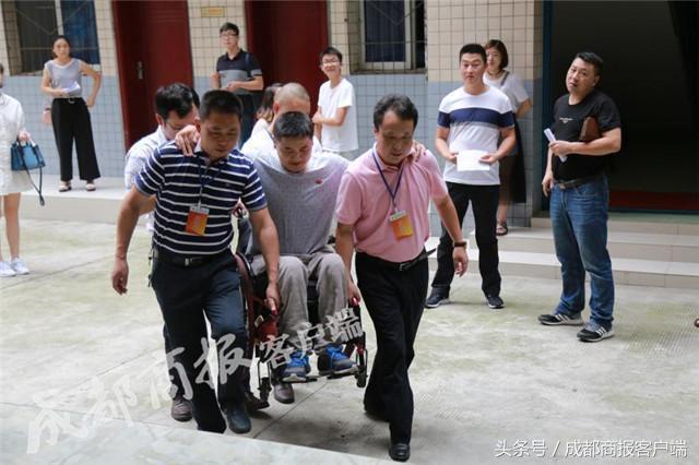 早点新闻｜成都网约车司机将持证上岗；下周起成都可手机选号牌