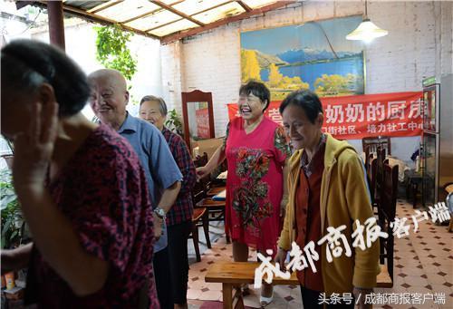 早点新闻｜成都网约车司机将持证上岗；下周起成都可手机选号牌