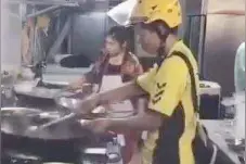 这个正在颠勺炒菜的外卖小哥火了！网友称：被外卖事业耽误的大厨视频封面