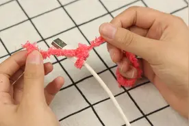 把这东西“缠”在手机数据线上，太有创意了，美观大方还结实耐用