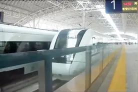 装了屏蔽门的高铁站 广珠城际中山北站两列动车同时进站