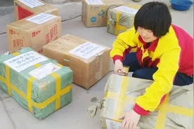 撕胶布谁还用剪刀，看快递小哥这样撕胶布，可比剪刀快多了