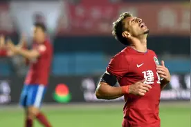 建业能从中甲走到中超全靠他，对阵鲁能，他一行为让河南球迷泪奔图片