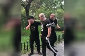 搞笑系列，对待前女友就应该这样，老哥给你点个赞