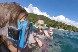 英女孩菲律宾海域拍到朋友被鲸鲨轻咬疯狂大笑场面图片