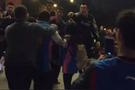 辽宁球员四川球迷当街斗殴 事后警察赶到维持秩序图片
