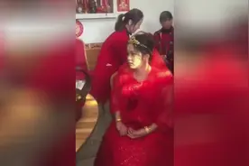 福建新娘出嫁流行戴10多斤金首饰，满满一脸盆金子！