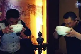 拼酒！男子直播一口喝下六斤白酒 七斤哥横空出世玩命挑战饮酒极限图片