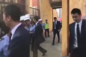 赵继伟耍酷杨鸣展颜值，辽宁男模队着西装霸气出场视频封面