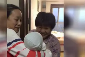 婆婆和妈妈的区别，闺女带刚出生的女儿偷偷回家，妈妈哭了