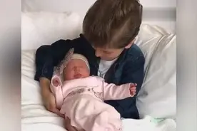 有妹妹的哥哥都是暖男，哥哥对刚出生的妹妹又亲又抱爱不释手！