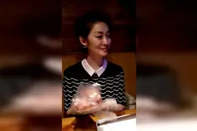 这么爱漂亮的女人如此粗心，唯独中指忘记涂指甲油视频封面