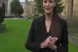 她是俄罗斯脚最长的女人，鞋子的码数被曝出惊呆所有人视频封面