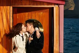 吴奇隆刘诗诗再曝婚纱照深情拥吻图片