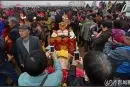 直击青岛即墨田横祭海节:肥猪披红挂绿 面塑呆萌可爱图片