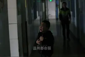 小男孩深夜被遗弃在广场路 20多天来他都哭着找妈妈图片