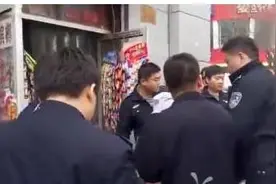 城管殴打退伍老兵 现场混乱 涉事5人已被停职调查图片