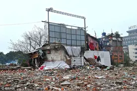 南宁“钉子楼”坚守四年未拆 被戏称“楼坚强”图片