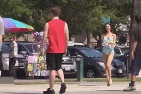 在国外街头，有人用玩具娃娃和假鸡蛋整蛊路人，让你笑个不停视频封面