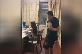 女生正在视频聊天，啤酒对准了往身上喷，这下彻底湿了视频封面